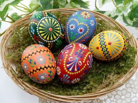 painted-eggs-wicker-basket-foliage