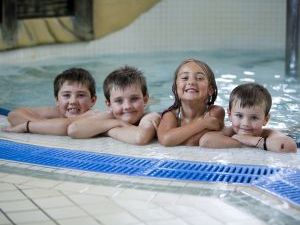 <p>Kids in swimming pool</p>